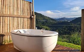 Embahu Suítes - Vista para Pedra do Baú e banheira de imersão